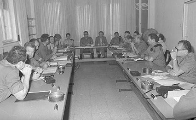 הדיון בפורום מטכ"ל, 1977 (צילום: דובר צה"ל, באדיבות ארכיון צה"ל במשרד הביטחון)