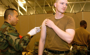 חייל אמריקאי מקבל חיסון (צילום: Rusty Russell / Stringer, gettyimages)