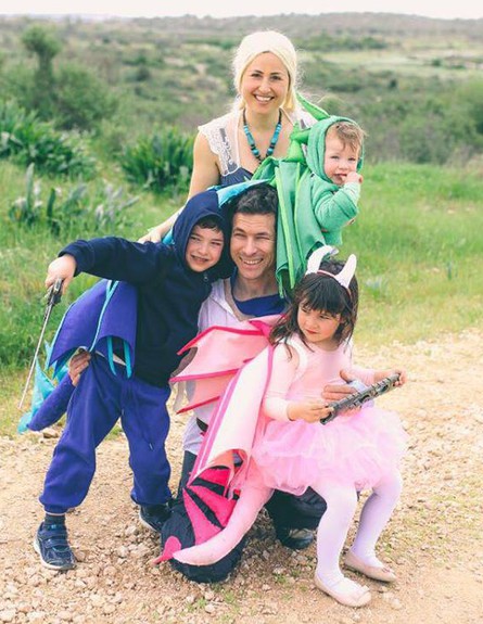 מיכל חסון הירש ומשפחתה (צילום: נועה סלע )