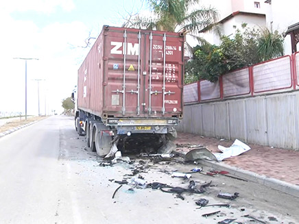 המשאית בזירת התאונה (צילום: החדשות)