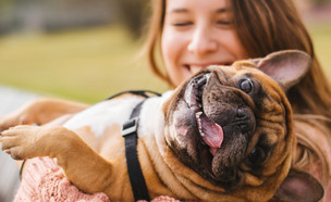 אישה וכלב (צילום: ranislav Nenin, Shutterstock)