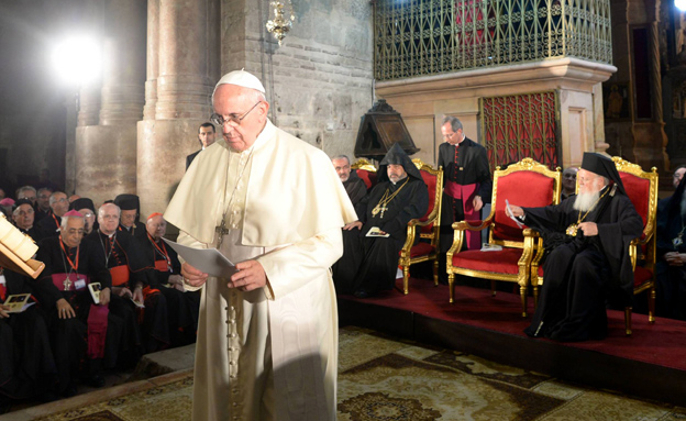 האפיפיור פרנסיסקוס מתפלל בכנסיית הקבר (צילום: מוס בן גרשום, לע"מ)