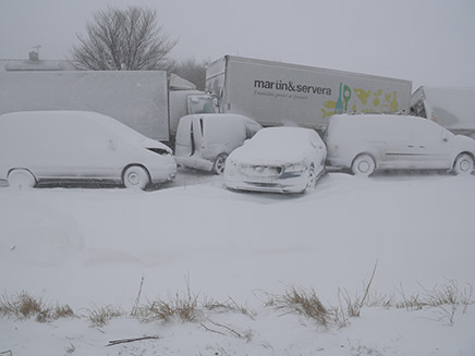 רכבים מכוסים בשלג בשבדיה (צילום: רויטרס)