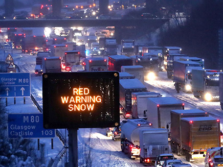 תאונות ופקקי ענק בגלל השלג (צילום: sky news)