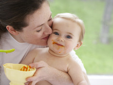 תינוק אוכל -אמא בוחרת (צילום: Marcy Maloy, GettyImages IL)