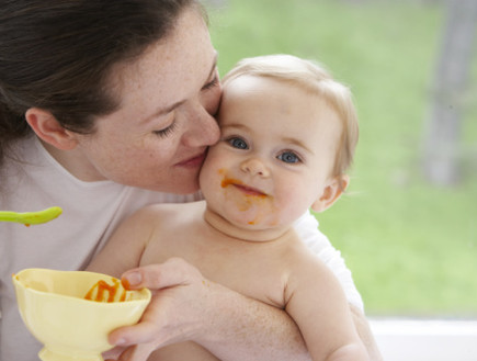 תינוק אוכל -אמא בוחרת (צילום: Marcy Maloy, GettyImages IL)