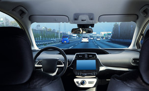 מכונית נוסעת בכביש ללא נהג (צילום: chombosan, Shutterstock)