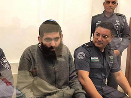 אמיר בסטיקר במעצרו (צילום: החדשות)