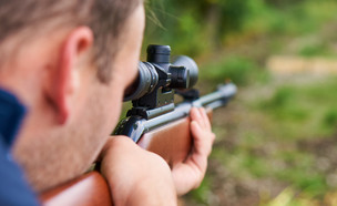 אדם יורה ברובה אוויר (צילום: Ivan Milankovic, Shutterstock)