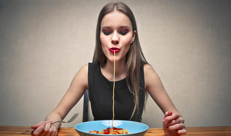 אישה אוכלת פסטה (צילום: Shutterstock/Ollyy)