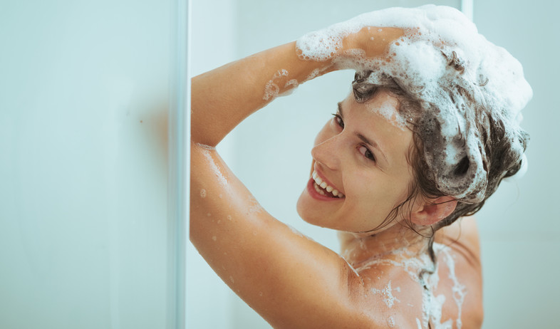 אישה חופפת במקלחת (צילום: Shutterstock)