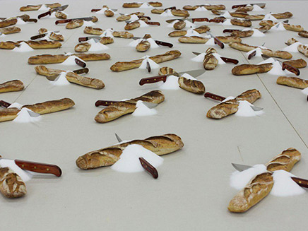 בתערוכה: האלימות והתשוקה כלפי האוכל (צילום: הגלריה האוניברסיטאית לאמנויות)