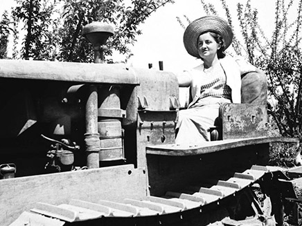 אישה בטרקטור, 1941 (צילום: זלוטן קלוגר, ארכיון המדינה)