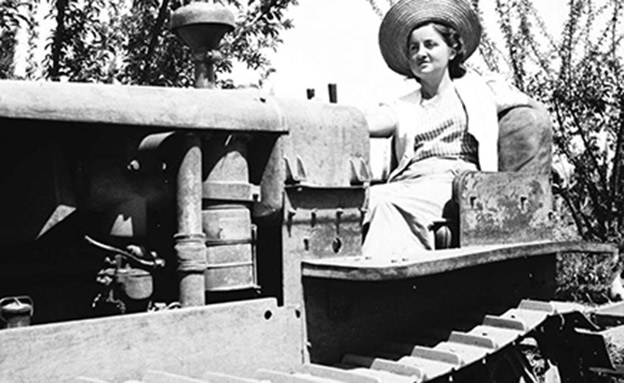 אישה בטרקטור, 1941 (צילום: זלוטן קלוגר, ארכיון המדינה)
