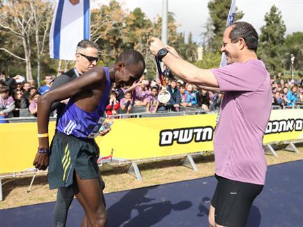 שדראק מקבל את המדליה מברקת (באדיבות מרתון ירושלים) (צילום: ספורט 5)