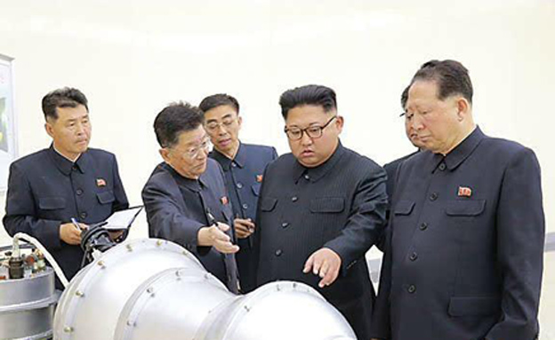 קים חושף פצצת מימן, צפון קוריאה (צילום: KCNA)