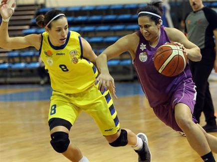 (צילום: עודד קרני ואודי ציטיאט מנהלת ליגת העל לנשים בכדורסל) (צילום: ספורט 5)