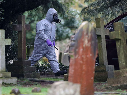 המשטרה בודקת את הקברים, בריטניה (צילום: SKY NEWS)