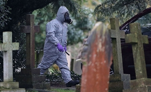 המשטרה בודקת את הקברים, בריטניה (צילום: SKY NEWS)