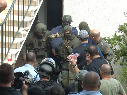 שוטרים מוציאים את החשוד שהתבצר (צילום: החדשות)