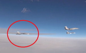 מטוס אמריקני מיירט מטוסים רוסיים (צילום: צילום מסך מיוטיוב)