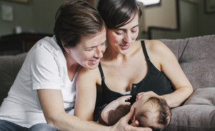 זוג אמהות לסביות (צילום: MintImages, Shutterstock)