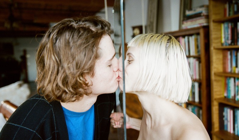 בחור ובחורה מתנשקים  (צילום: thought-catalog-unsplash)