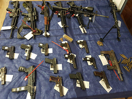 נתפס: מצבור הנשק של ארגוני הטרור (צילום: דוברות המשטרה)