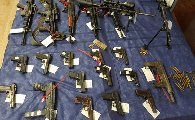 נתפס: מצבור הנשק של ארגוני הטרור (צילום: דוברות המשטרה)
