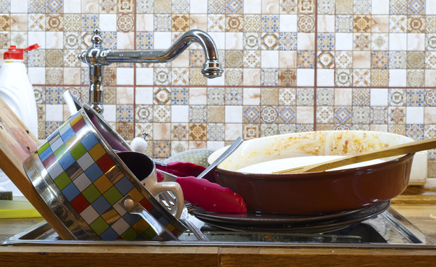 כלים מלוכלכים בכיור (צילום: שאטרסטוק)