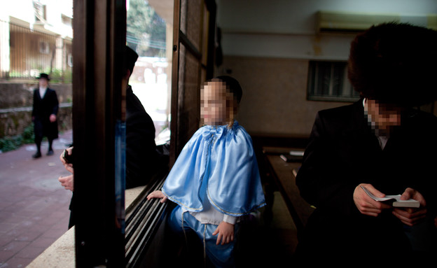 ילד מתבונן מהחלון (צילום: GettyImages-Uriel Sinai. למצולמים אין קשר לאמור בכתבה)