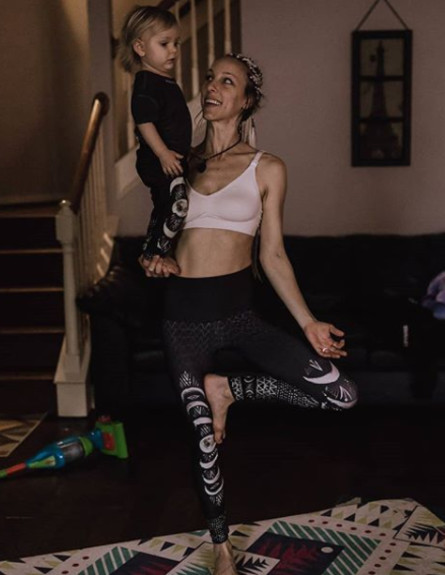קארלי ביניר עושה יוגה (צילום: מתוך instagram)