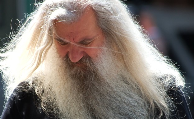 גבר עם שיער וזקן ארוך (צילום: Garry Knight, Flickr)