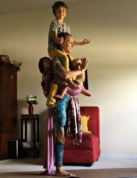 קארלי ביניר עושה יוגה (צילום: מתוך instagram)