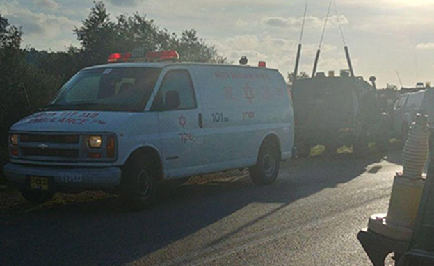 צוותי רפואה מטפלים בפצועים (צילום: מד"א)