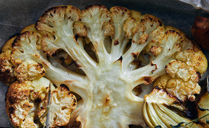 סלמון ירקות צלויים יוגב ירוס (צילום: אמיר מנחם, mako אוכל)