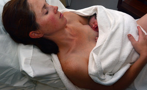 אמא מחזיקה תינוק לאחר לידה (אילוסטרציה: shutterlk, shutterstock)