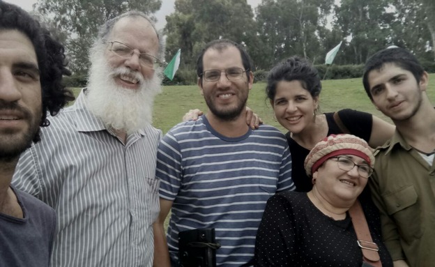 עדיאל קולמן ז"ל עם משפחתו (צילום: באדיבות המשפחה)