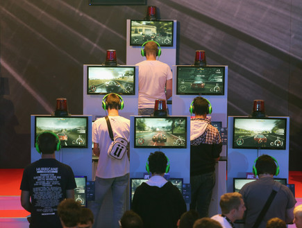 גיימרים משחקים ב-Xbox בתערוכה בקלן (צילום: Juergen Schwarz, Getty Images)