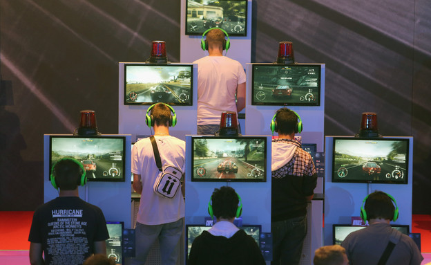 גיימרים משחקים ב-Xbox בתערוכה בקלן (צילום: Juergen Schwarz, Getty Images)