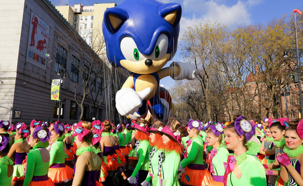 דמותו של סוניק במשחק חג ההודיה בניו יורק (צילום: Andrew Toth, Getty Images)