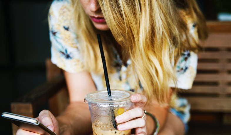 אישה שותה קפה קר (צילום: unsplash)