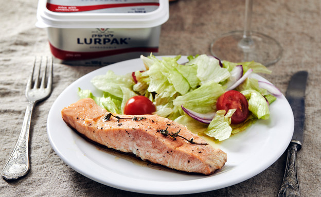 סלמון ברוטב חמאה חומה סלמון ברוטב חמאה חומה