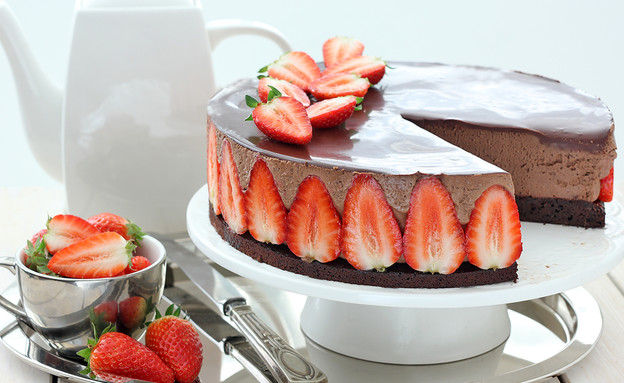 עוגת קרם שוקולד ותותים (צילום: ענבל לביא, mako אוכל)