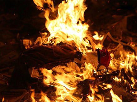 הבובה בדמות חייל שנשרפה (צילום: חיים גולדברג, כיכר השבת)