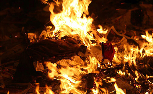 הבובה בדמות חייל שנשרפה (צילום: חיים גולדברג, כיכר השבת)