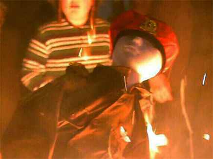 בובה בדמות חייל עולה בלהבות, הערב בי-ם (צילום: חיים גולדברג, כיכר השבת)