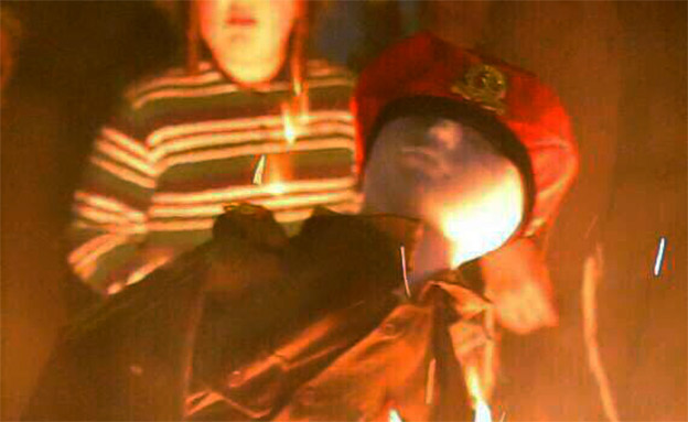 בובה בדמות חייל עולה בלהבות, הערב בי-ם (צילום: חיים גולדברג, כיכר השבת)