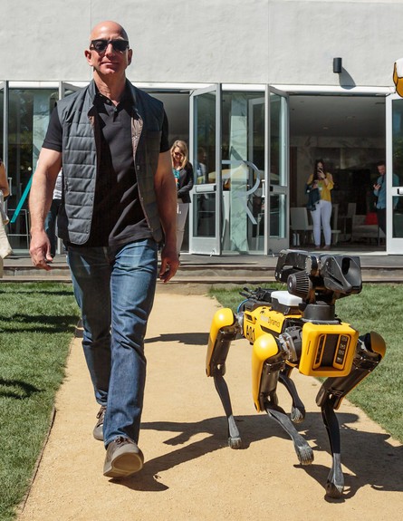 ג'ף בזוס והכלב הרובוטי SpotMini (צילום: יחסי ציבור, טוויטר)