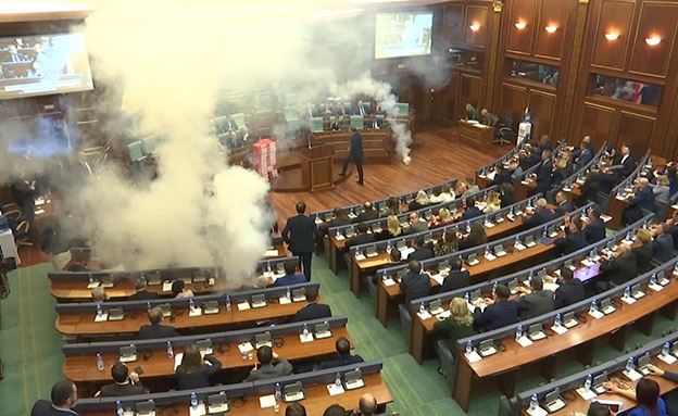 צפו: רימון גז הושלך בפרלמנט בקוסובו (צילום: AP)